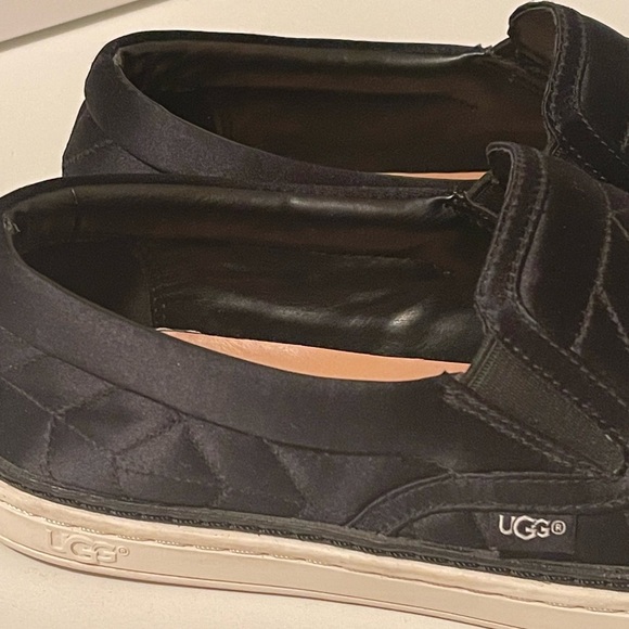 Uggs quilt design shoes 40% silk and 60% cotton. Great conditions. - Picture 6 of 13